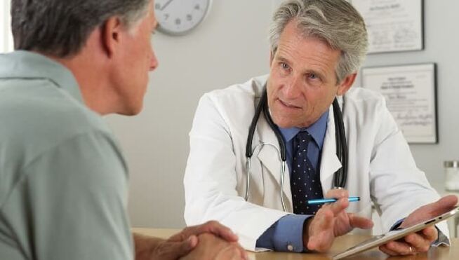 Der Patient an der Rezeption des Arztes